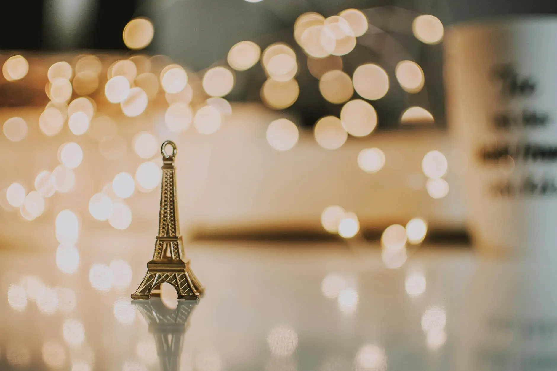 Explore bucket-list landmarks and tucked-away quarters with insider confidence.