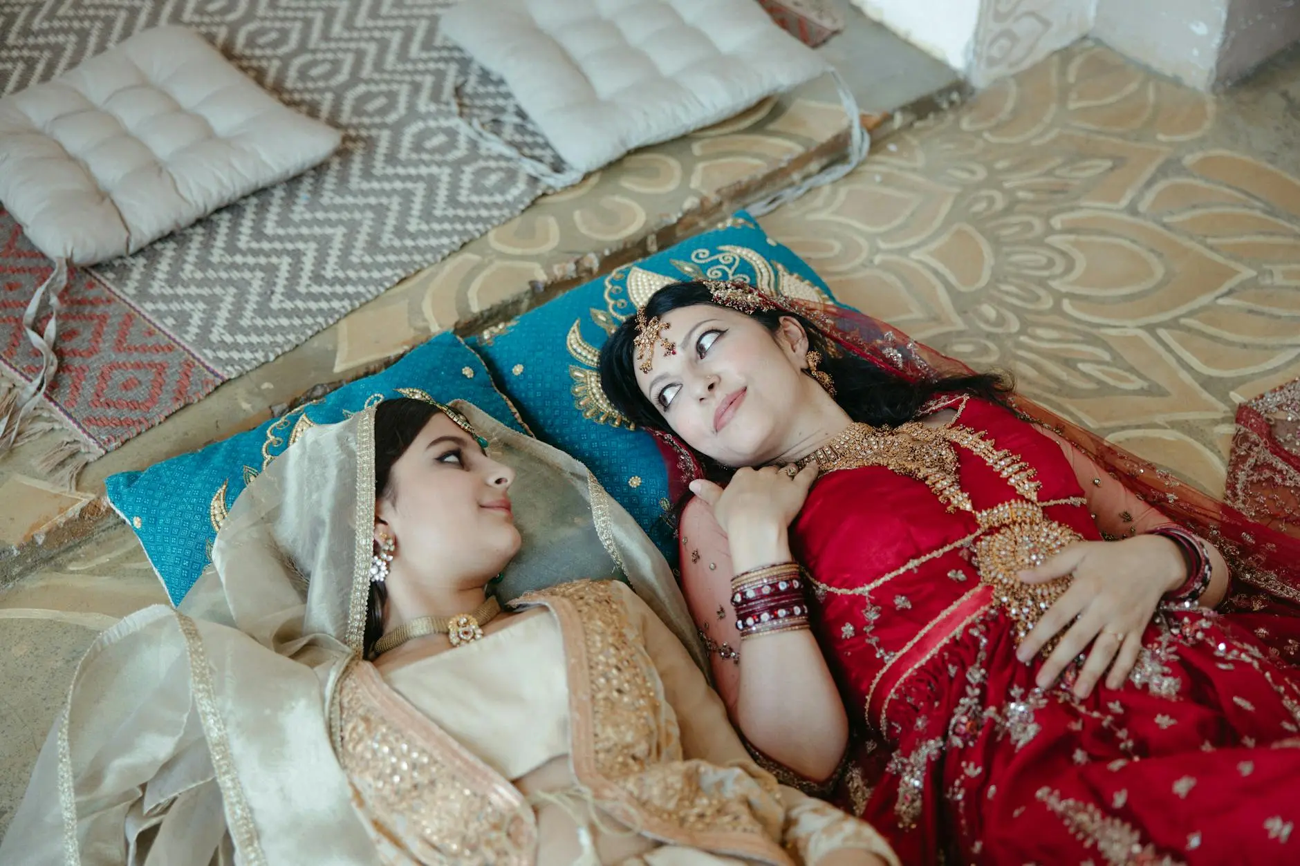 Discover unique ways to elevate your ethnic look with creative fabric wrapping ideas today!
