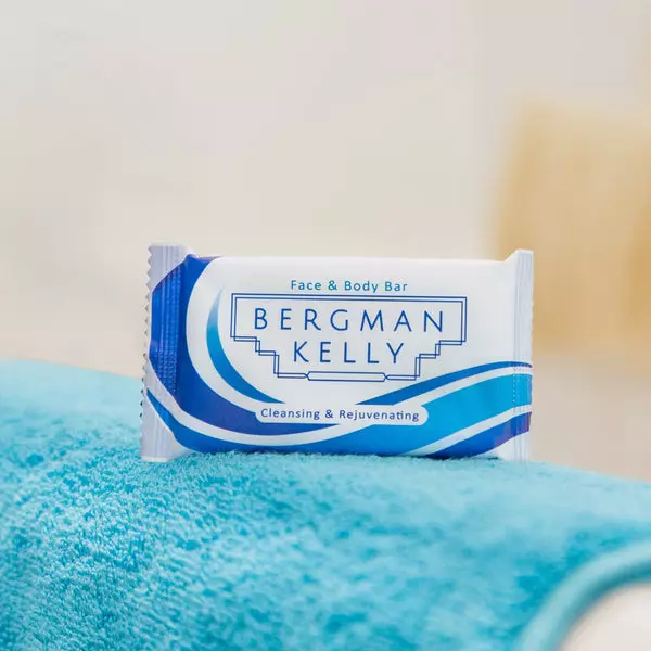 BERGMAN KELLY Hotel Soap Bars (White Tea, 1 oz, 100 PK), Travel Size Luxury Bulk Amenities Bar Soap, Small Individually Wrapped Rectangular Soap, Small Toiletries for Airbnb, Motel, Guest Bath 100 Count (Pack of 1)